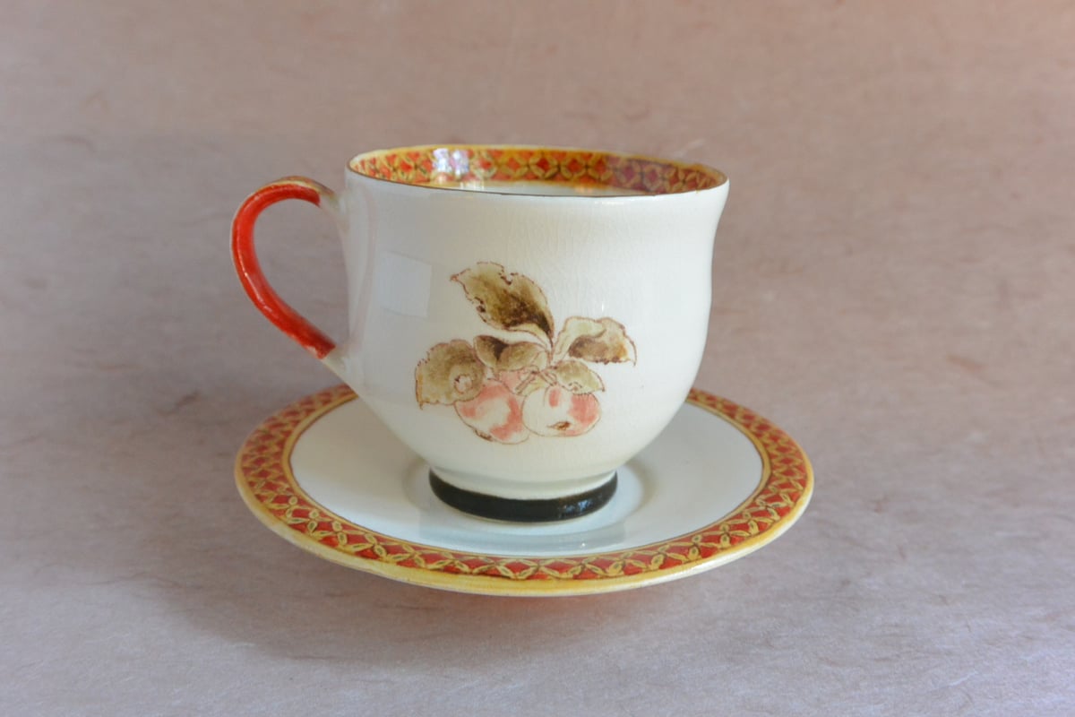 964  明治期　英国里帰り品　色絵陽刻美人富士文卵殻手　カップ＆ソーサー 964 明治期 英国里帰り品 色絵陽刻美人富士文卵殻手 カップ