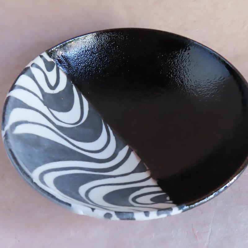 黒織部波紋浅鉢 068 | 桃居 online 展覧会