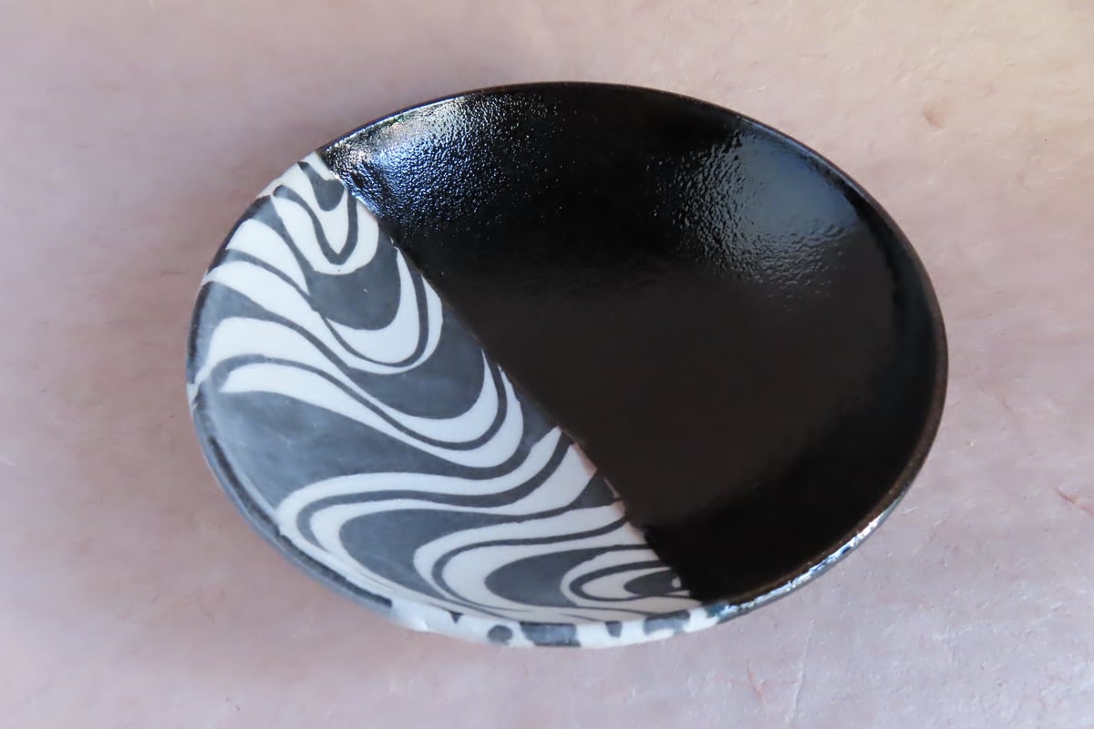 黒織部波紋浅鉢 068 | 桃居 online 展覧会