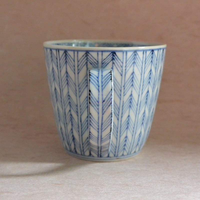 染付矢羽根文マグカップ 012 | 桃居 online 展覧会