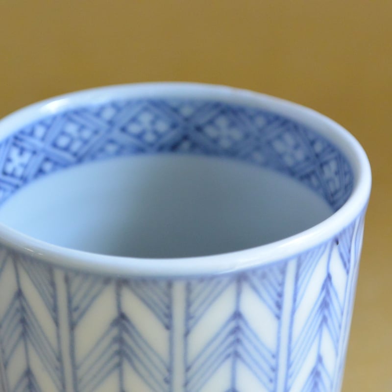 染付矢羽根文筒ぐい呑 061 | 桃居 online 展覧会