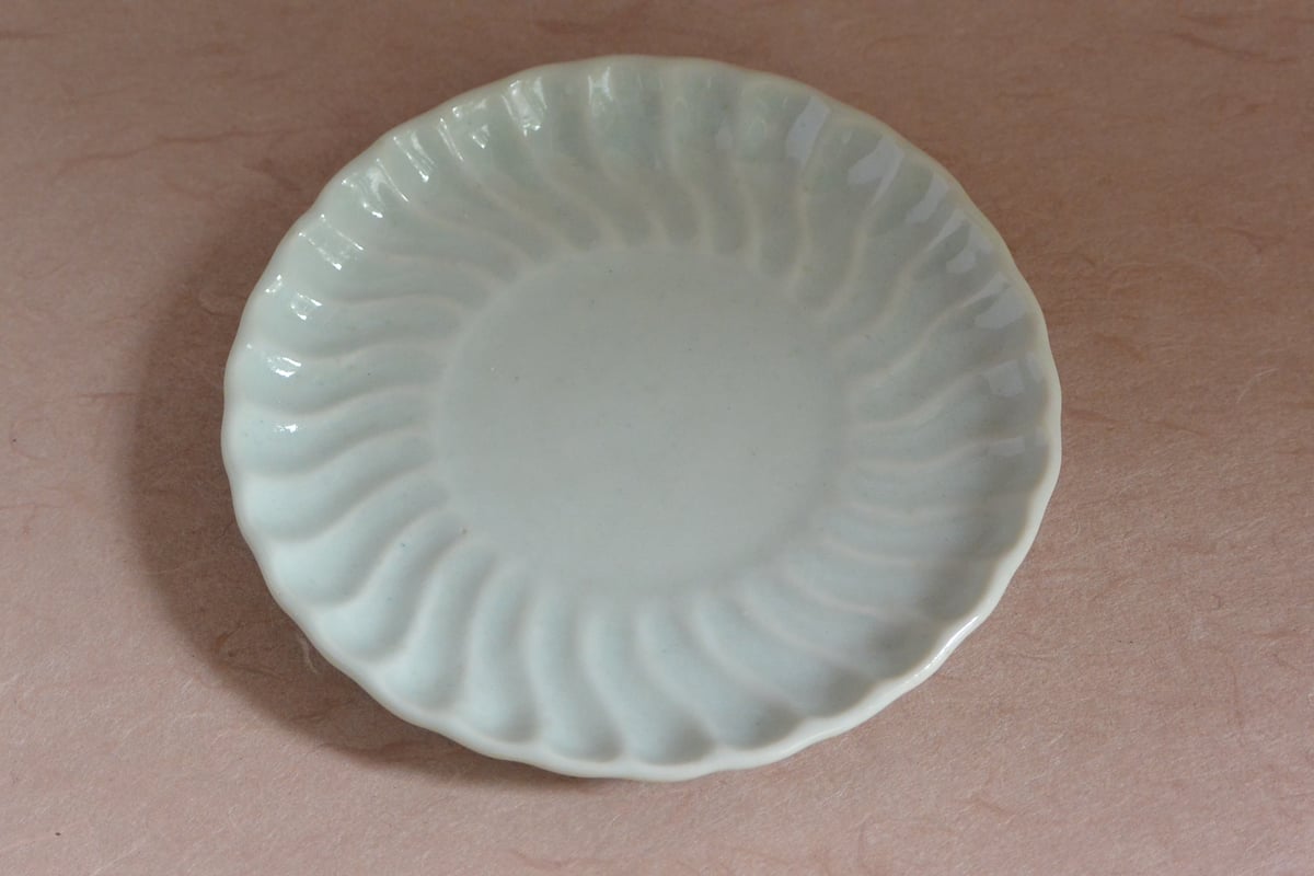 白磁陽刻ひねり文4寸皿 002 | 桃居 online 展覧会