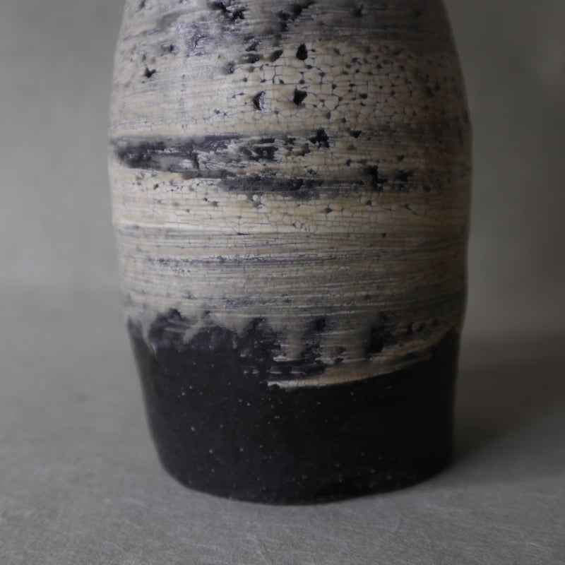 刷毛目（はけめ）グレー二層花器 黒地刷毛目花器 039 | 桃居 online 展覧会