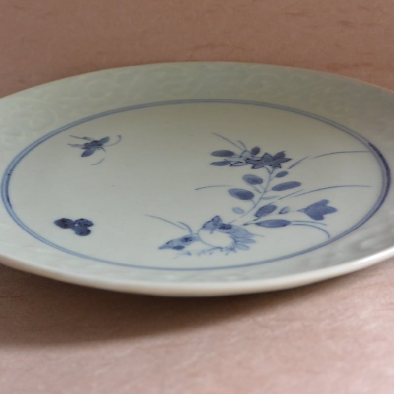渕陽刻唐草雀に草花蝶文7寸皿 013 | 桃居 online 展覧会