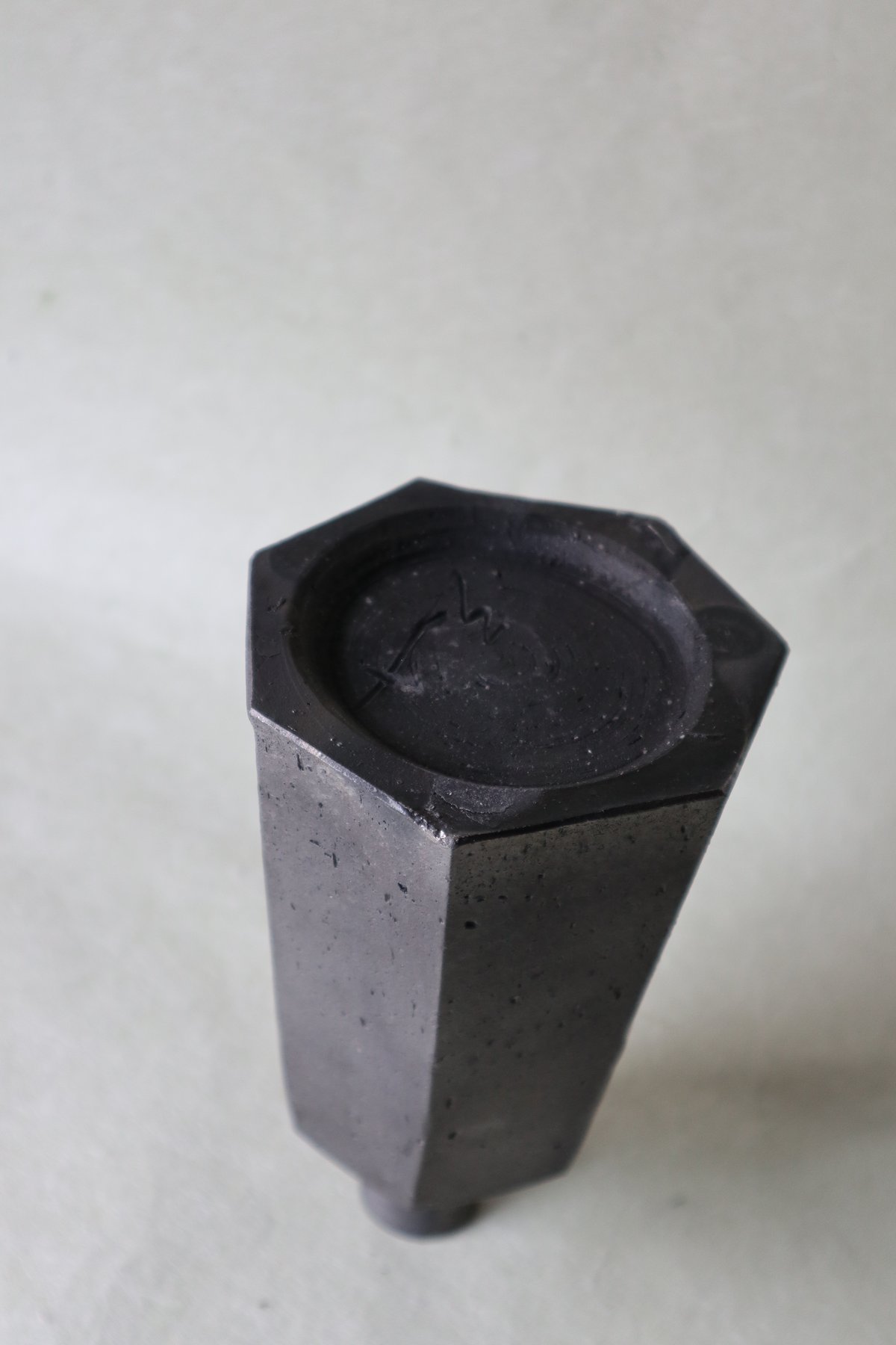 黒陶面取花入 046 | 桃居 online 展覧会