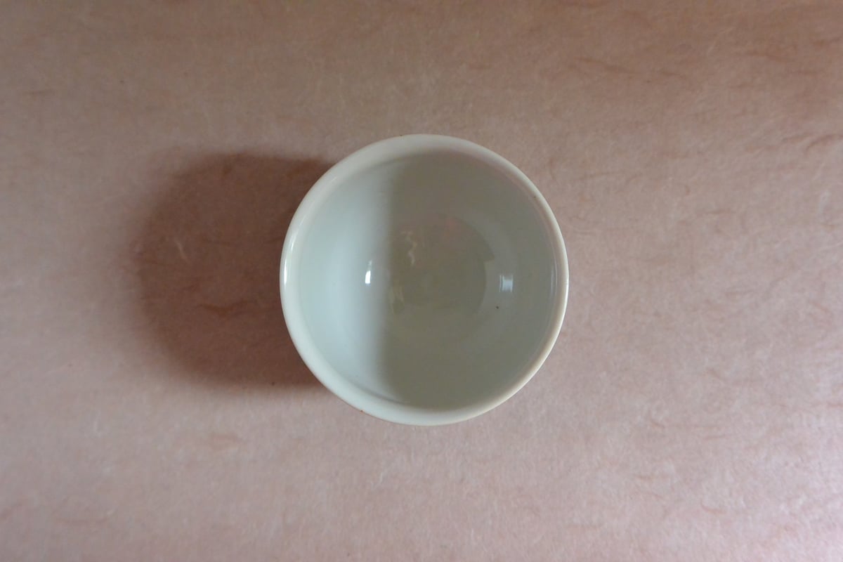 染付牡丹唐草文ぐい呑 041 | 桃居 online 展覧会