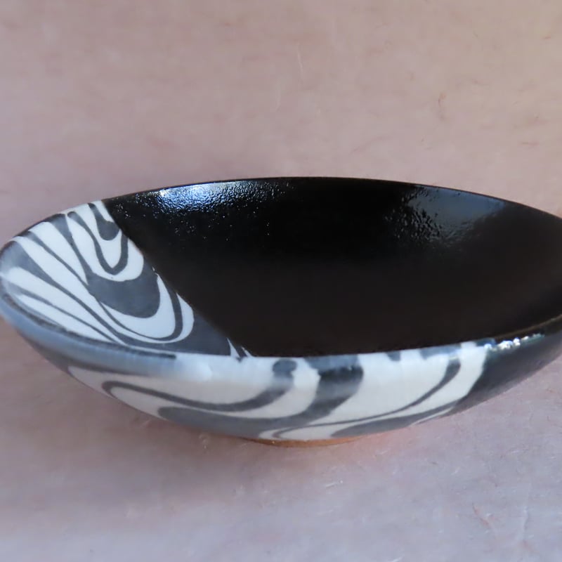 黒織部波紋浅鉢 068 | 桃居 online 展覧会