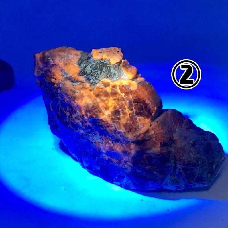 アフガナイト・クラスター中サイズ【ブラックライトで蛍光