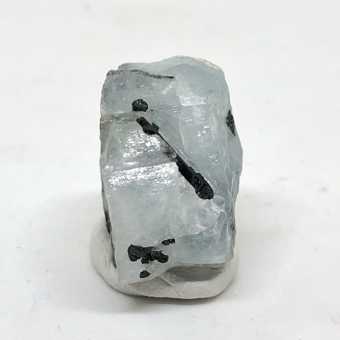 インクルージョン鉱物！】鉄トルマリン入りアクアマリン・六角柱結晶