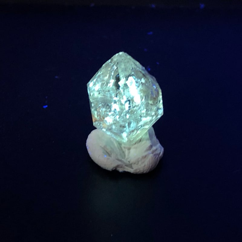 超強蛍光！】パキスタン産オイルインクォーツ・単晶【②8.90ct】 | へ
