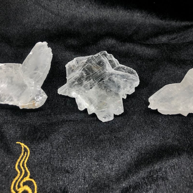 セレナイト（透石膏）・双晶フィッシュテール【中サイズ24.4g】ケース