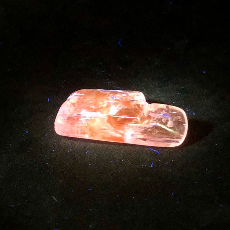 カラーレスクンツァイト・超透明度高蛍光・タンブル【30.80ct