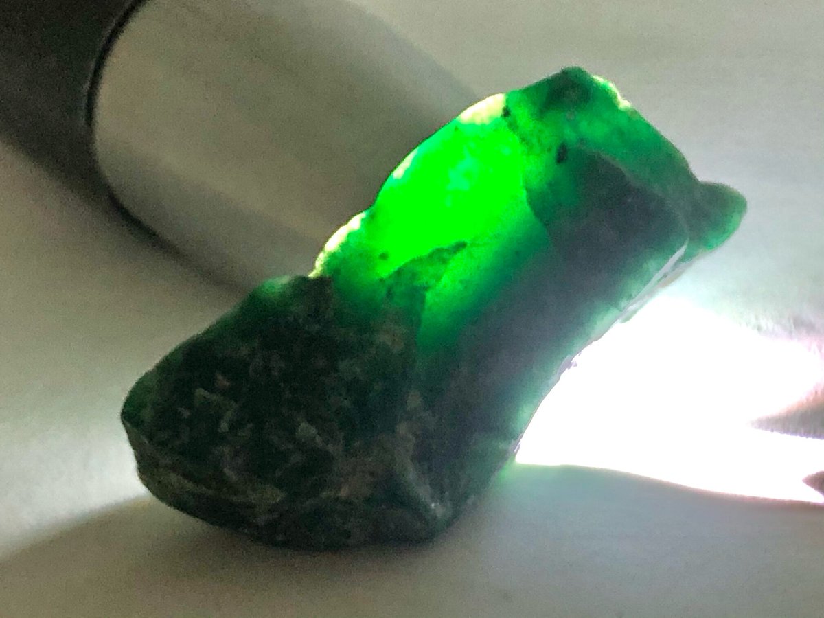 超濃厚グリーン！】ブラジル産アベンチュリン・ラフカット表面研磨