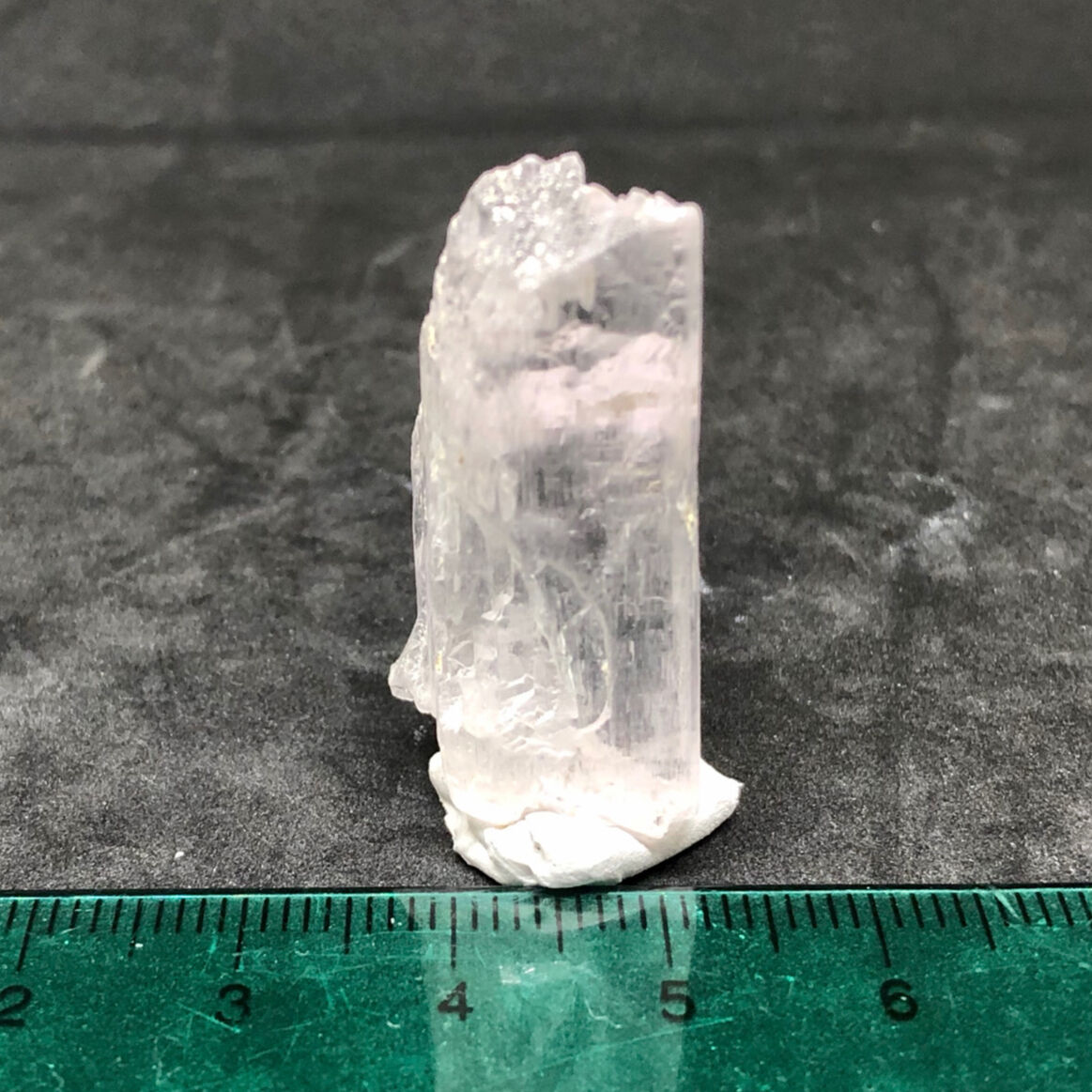 ☆クンツァイト☆　透明度高め カラーレスクンツァイト・超透明度高蛍光・タンブル【30.80ct