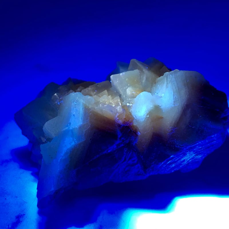 美結晶！】中国産蛍光オレンジカルサイト・クラスター標本【③33.13g