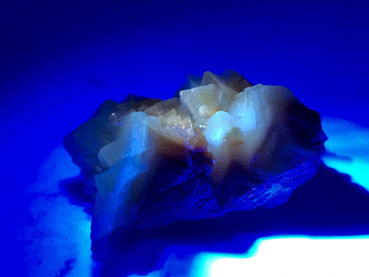 美結晶！】中国産蛍光オレンジカルサイト・クラスター標本【③33.13g