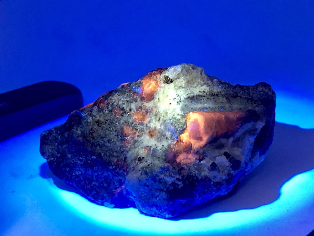 アフガナイト・クラスター大サイズ134g【ブラックライトで蛍光