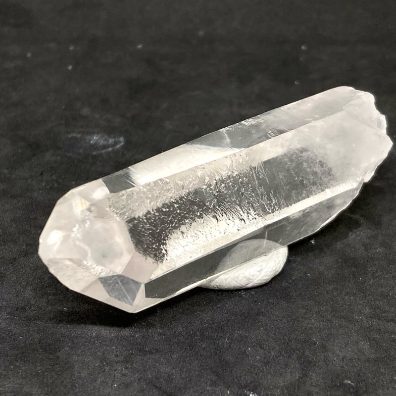透明度100%の少し分け有りの水晶です。 透明度100%の少し分け有りの水晶です。
