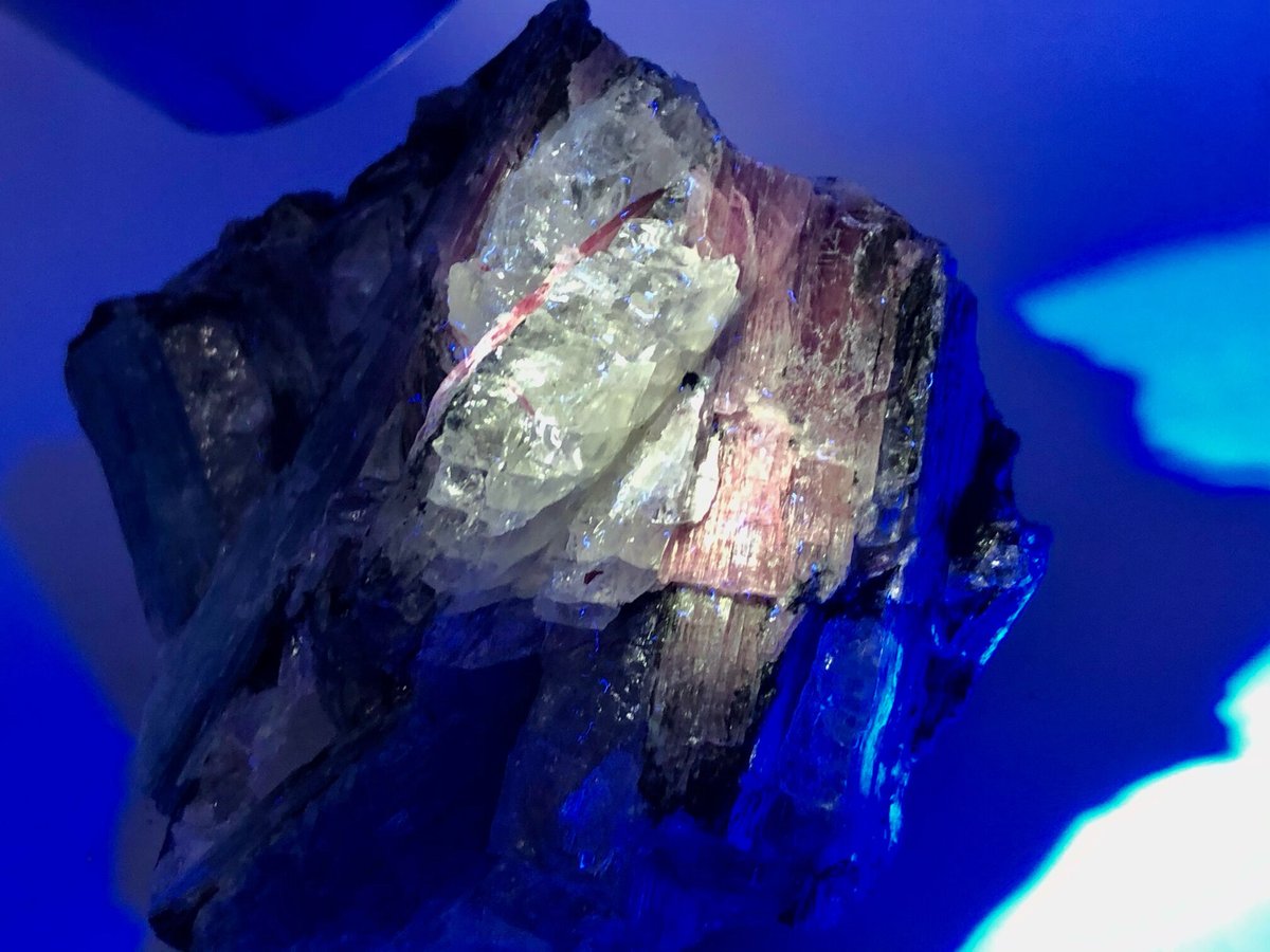 赤蛍光パライバカラーカイヤナイト・クラスター中サイズ【124.18g