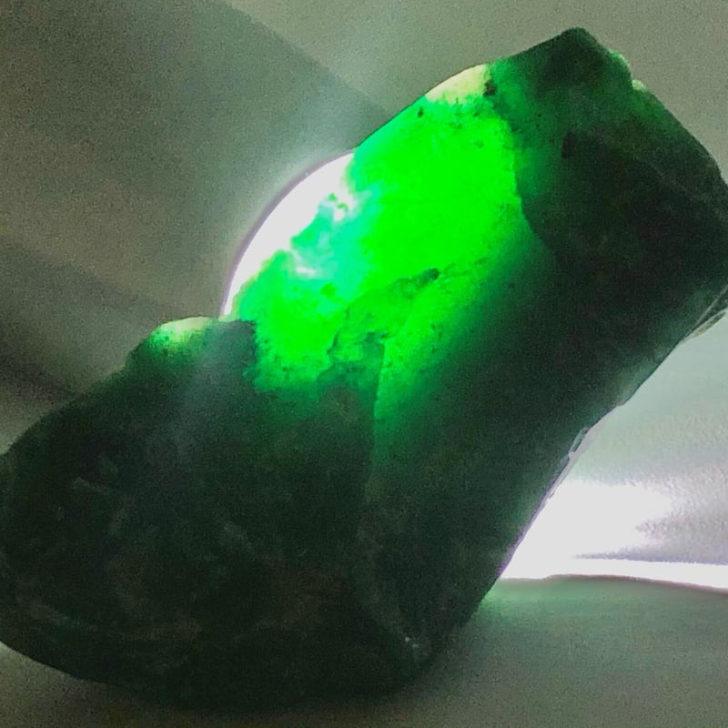 超濃厚グリーン！】ブラジル産アベンチュリン・ラフカット表面研磨