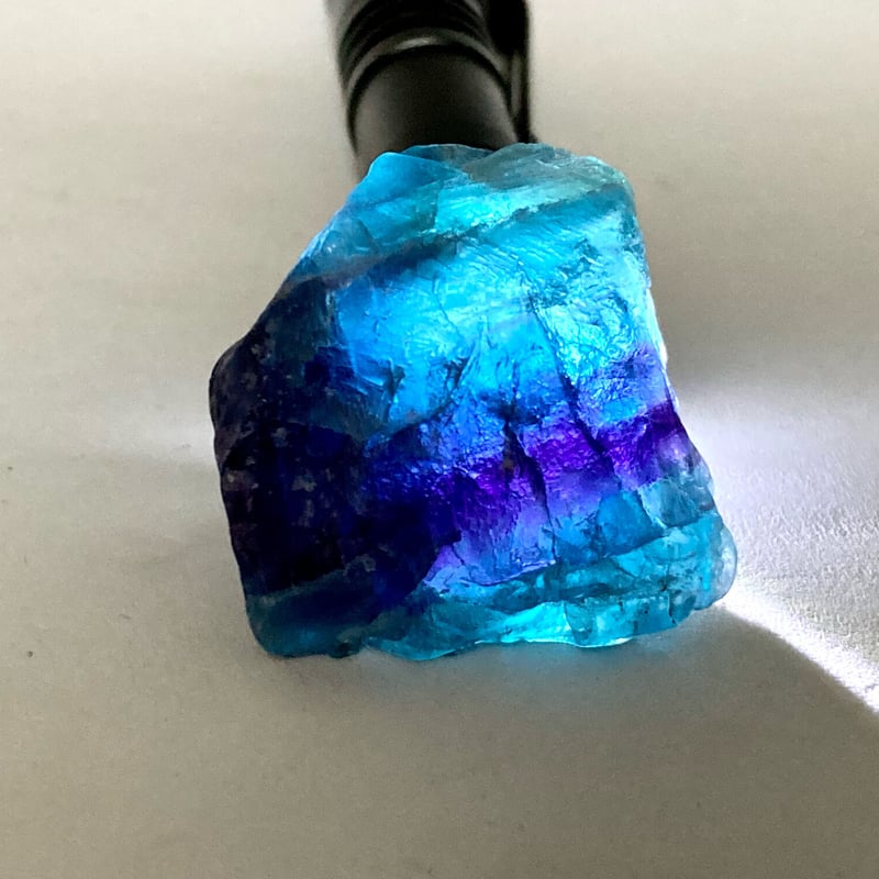 ブルーフローライト パープルフローライト フローライト 蛍石 クォーツ 水晶 鮮烈パープル・深海ブルー！】ディープブルーフローライト・表面
