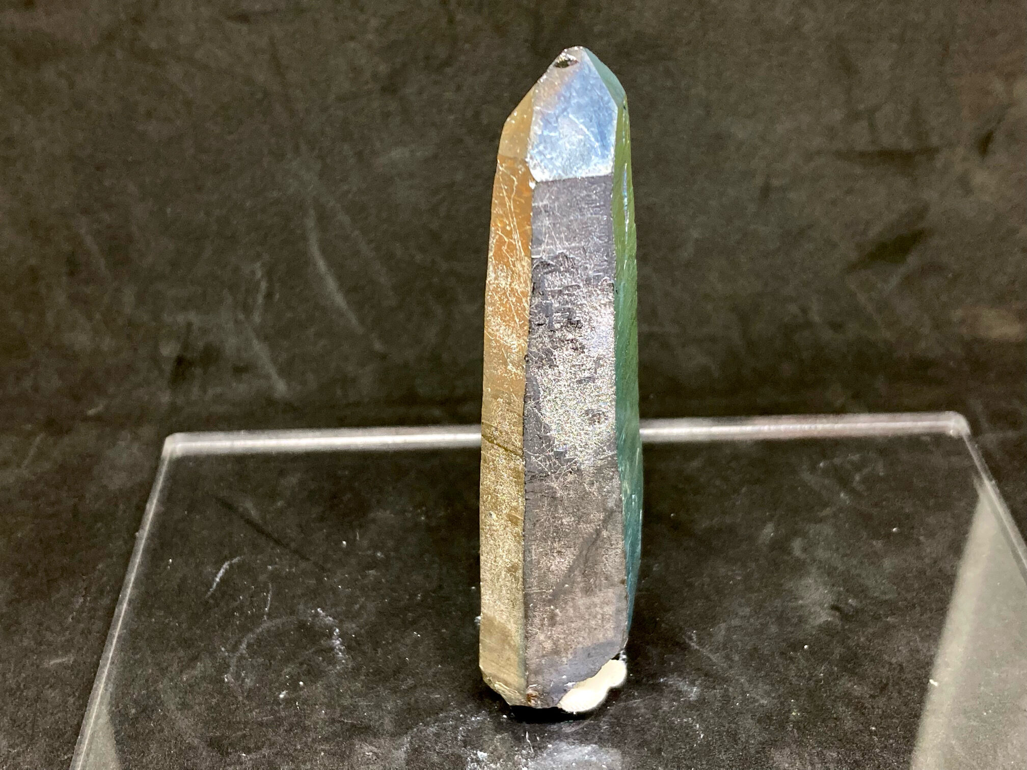 虹色光沢！】アメリカ・アーカンソー州産オーロラ水晶一本剣【47.27g