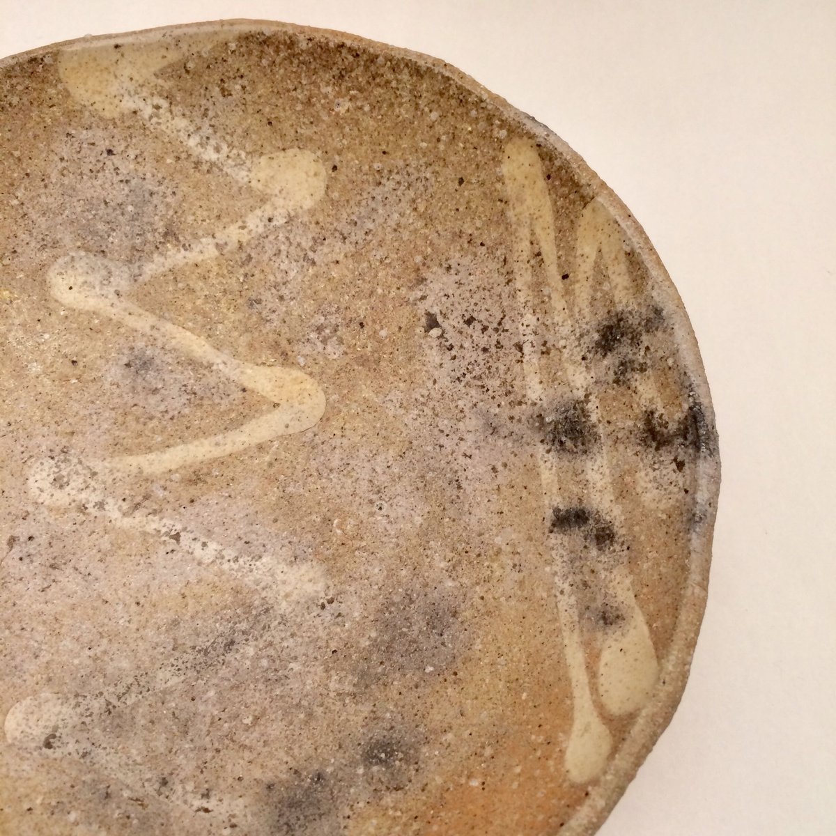 山田洋次 焼締スリップ丸皿 中 [yy_ds3] | 菜の花暮らしの道具店