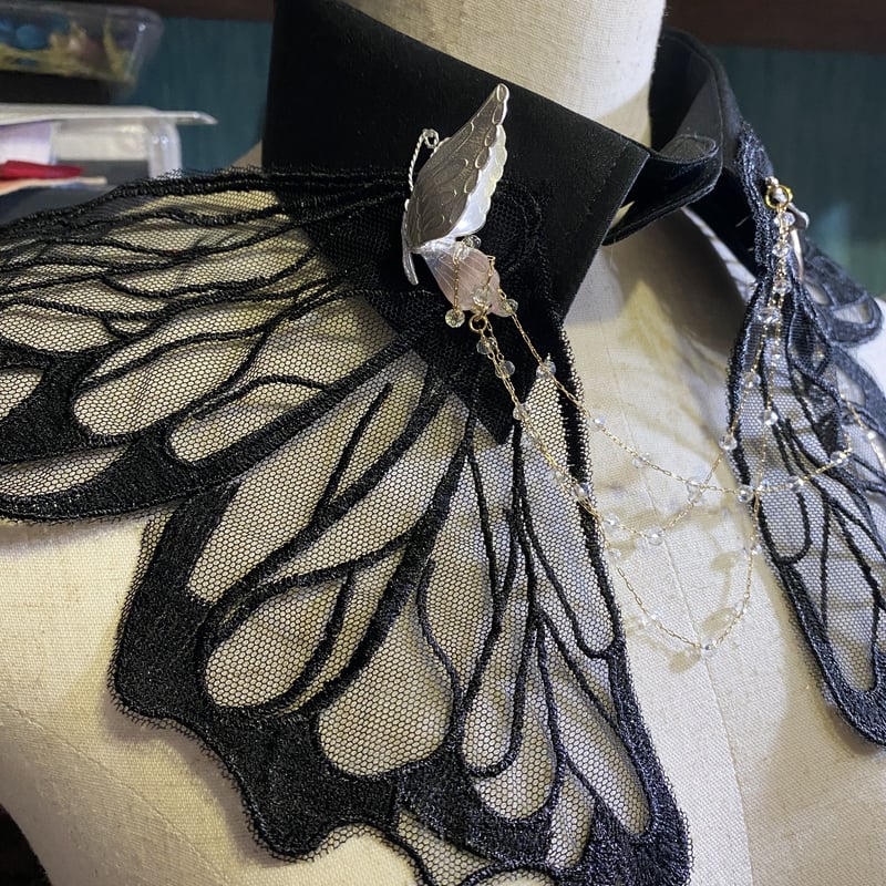 蝶々の付け襟と不穏な手のカラーチップ | Kemuri装飾店