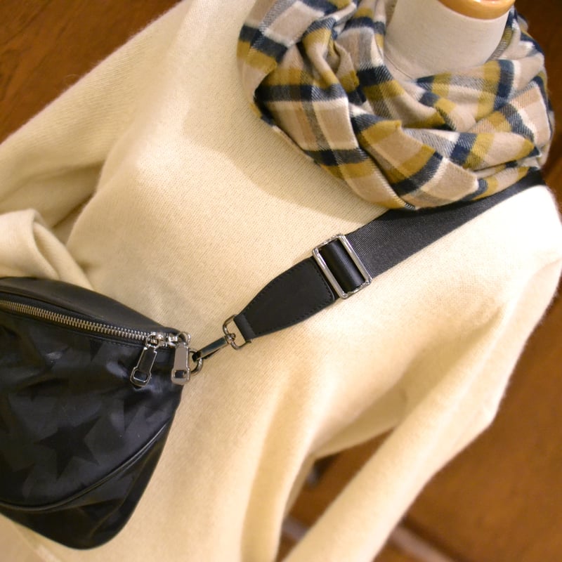 新品未使用✨オクタホテル　Mini Braided Hand Bag ブラック セール】 【軽量／長さ調整可能】シュリンク合皮ミニショルダー