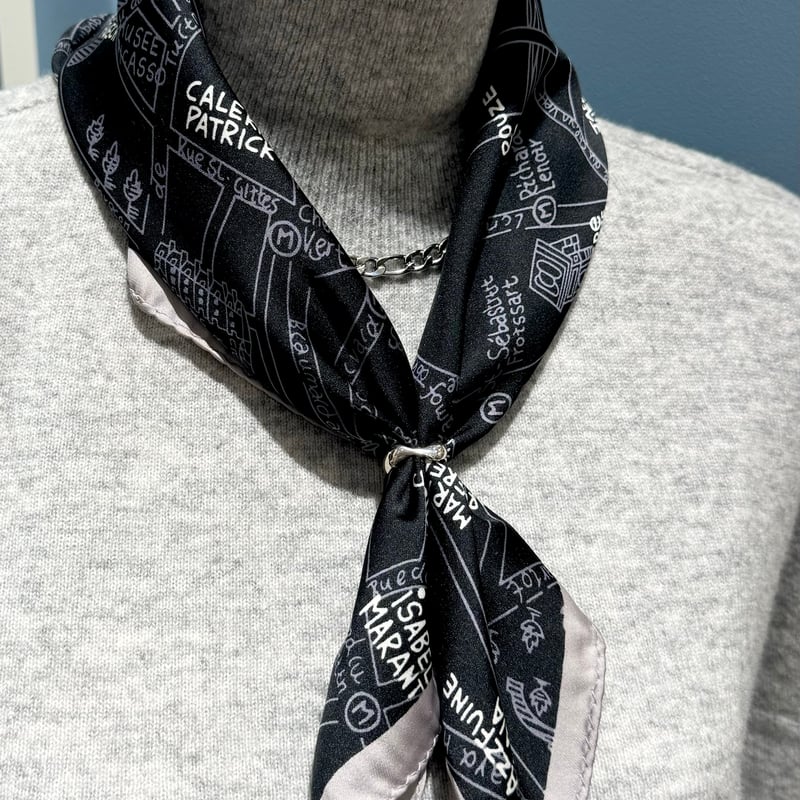 【美品】CHANEL パリ20区　地図デザイン スカーフ　56✖️55センチ 美品】CHANEL パリ20区 地図デザイン スカーフ 56✖️55センチ 美品