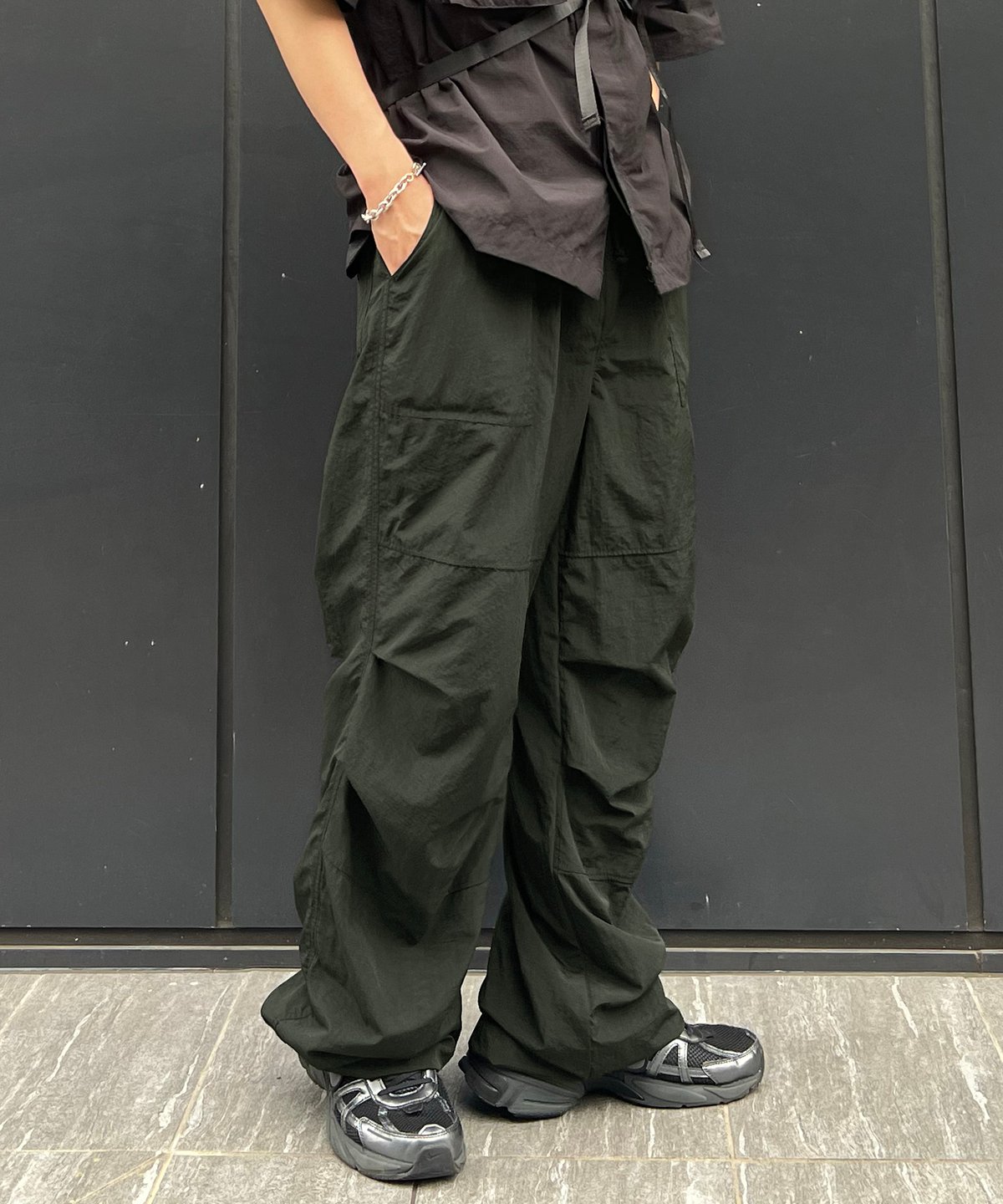 ナイロンパラシュートパンツ /カーキ | Confirm/コンファーム