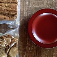 【アキコラセット９】樫食堂「いぶりがっこ」×夢積工房・髙橋睦「リム皿（小）（塗り）」