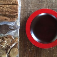 【アキコラセット８】樫食堂「いぶりがっこ」×夢積工房・髙橋睦「リム皿（小）（拭き漆）」