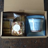 【アキコラ６B】マザー食堂savu.「おつまみおやつセット」×白岩焼和兵衛窯「しのぎカップ&スクエア皿」