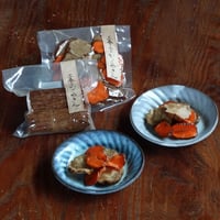 【アキコラセット5】三春と歩のがっこやさん「にんじんいりいぶりがっこ・いぶりがっこブロック」×白岩焼和兵衛窯「フレア皿」
