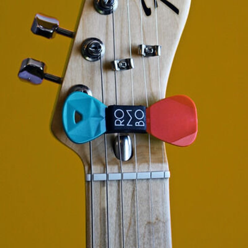 GUITAR PICK HOLDER ROMBO | Solid Bond