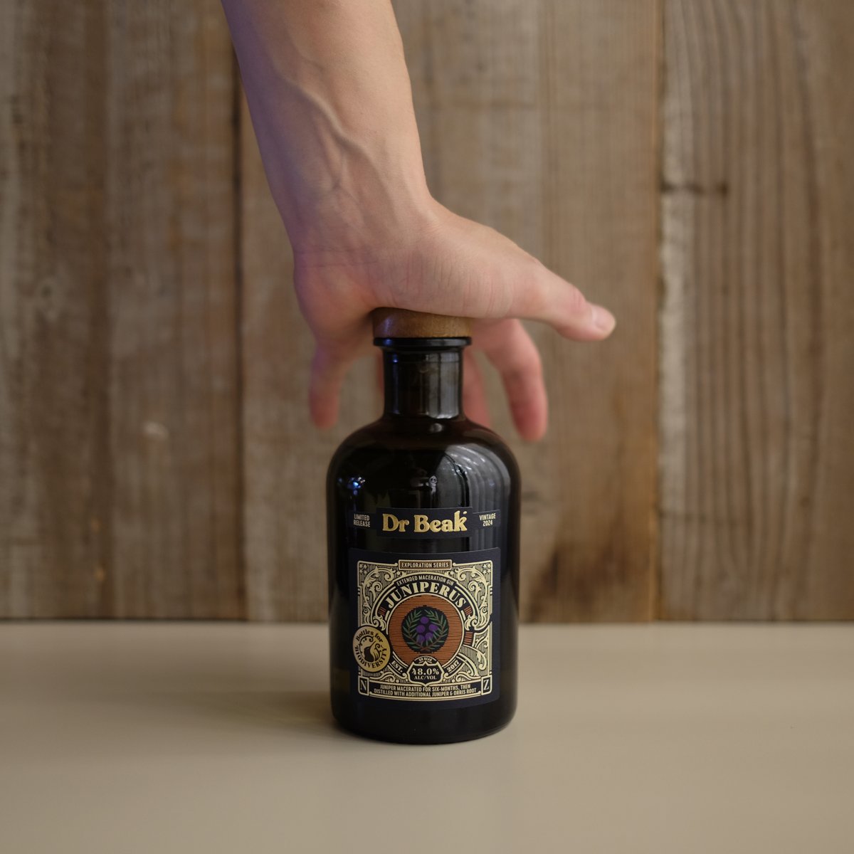 DR BEAK NEW ZEALAND JUNIPERUS GIN | GIN BOTTLE