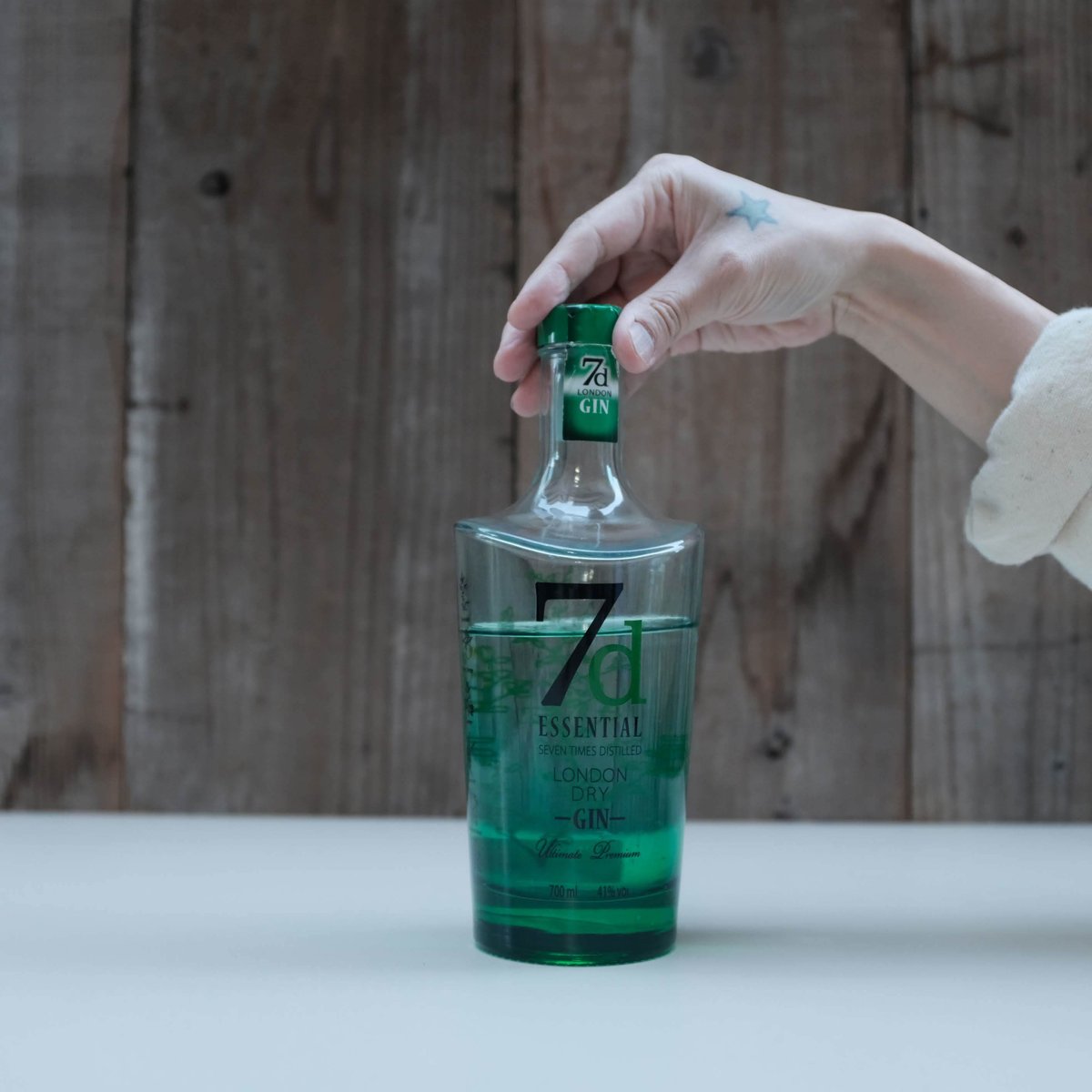 7D ESSENTIAL LONDON DRY GIN | GIN BOTTLE SHOP