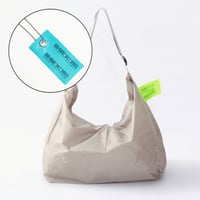 SHIBUKUROオリジナルショルダーバッグ《先着！数量限定 ボールチェーンタグセット》（ベージュ）
