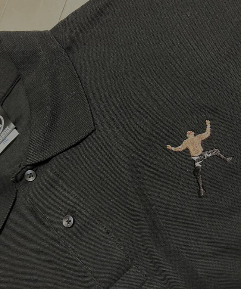 武藤敬司「LOVEポーズ」刺繍ポロシャツ(黒) | KEIJI MUTO 武藤敬司「LOVEポーズ」刺繍ポロシャツ(黒) | KEIJI MUTO