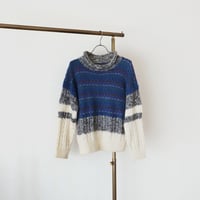 Hand knit pom pom pull