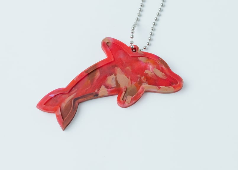 イルカキーホルダー「赤」 【材料回収地／北海道奥尻島】 #9291 | buøy