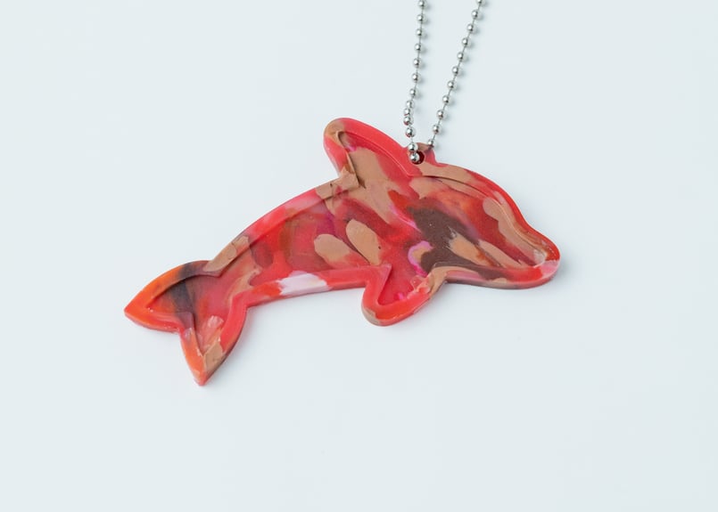 イルカキーホルダー「赤」 【材料回収地／北海道奥尻島】 #9291 | buøy