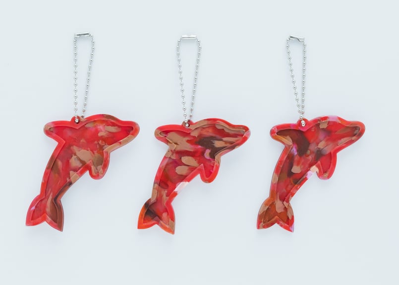 イルカキーホルダー「赤」 【材料回収地／北海道奥尻島】 #9291 | buøy