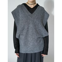 【 CHIGNON 】　サイドオープンVネックニットVT