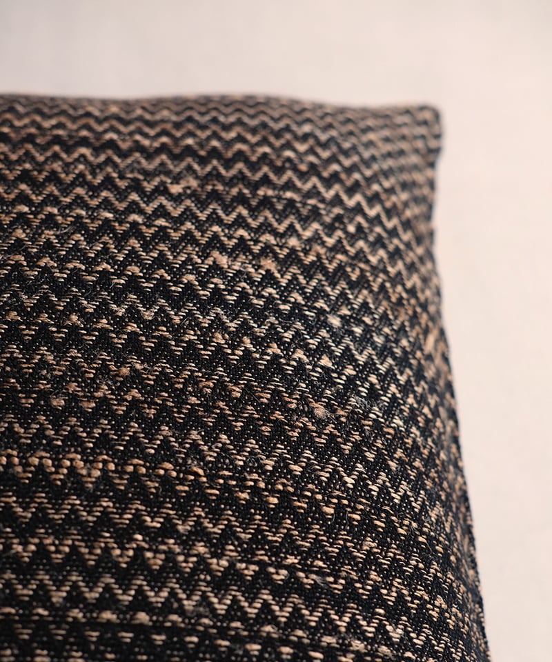 クッション 小布綴り 黒 4柄 40cm角 中綿付き 8808B | MAKI