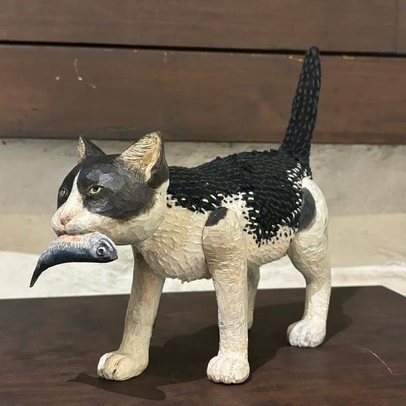安田ジョージ「魚を咥えて歩く猫（白黒）」 | Maruhi.STORE