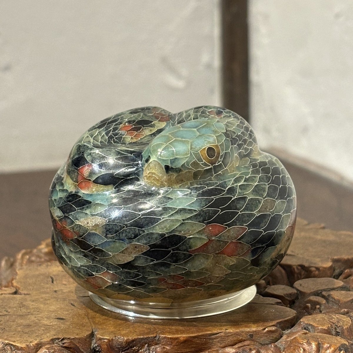 春田幸彦「有線七宝楝蛇秘筥」《秘毒》 | Maruhi.STORE