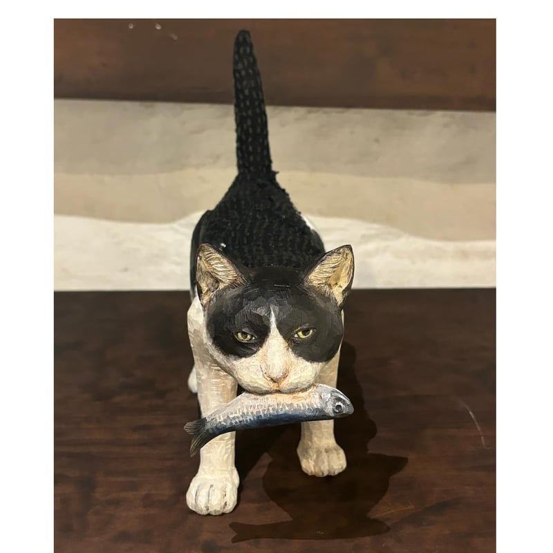安田ジョージ「魚を咥えて歩く猫（白黒）」 | Maruhi.STORE