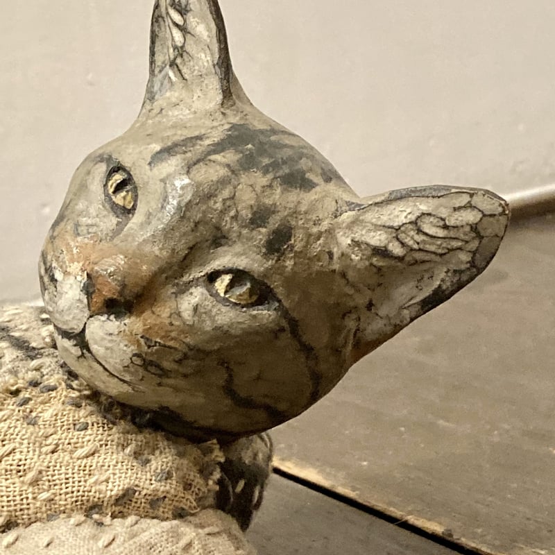 胴体が空洞の猫　昭和25年頃　珍品 岩合光昭写真展「ねこのとけい」開催 - 暮らし継ぐ：倉吉市中心